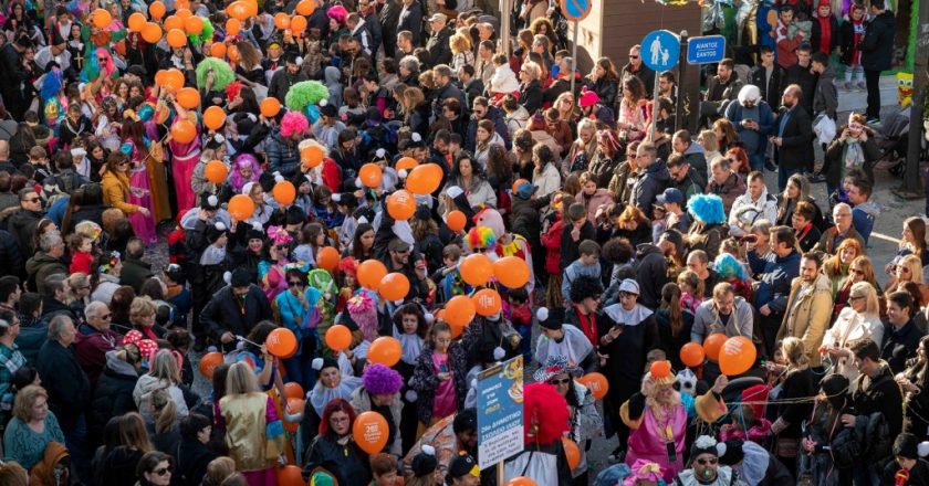 Ανεπανάληπτο ξεφάντωμα από τους χιλιάδες καρναβαλιστές στους δρόμους του Ιλίου