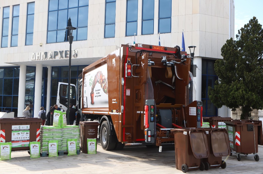 Απορριμματοφόρα και καφέ κάδοι συλλογής βιοαποβλήτων στον Δήμο Αγ. Βαρβάρας