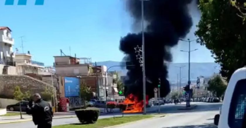 Αιγάλεω: Στις φλόγες τυλίχτηκε όχημα μπροστά από το Δημαρχείο