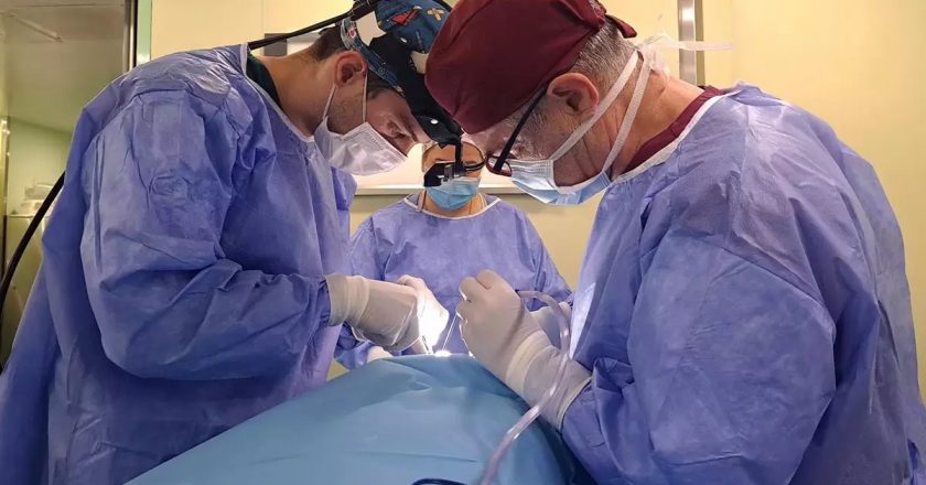 Πλαστικός χειρούργος αναλαμβάνει αφιλοκερδώς την αποκατάσταση των τραυματιών στα Τέμπη