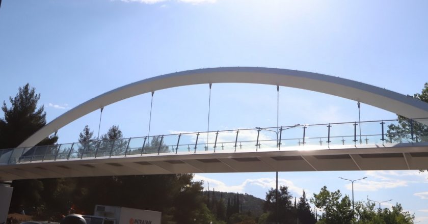 Περιφέρεια Αττικής: Παραδόθηκε η νέα σύγχρονη πεζογέφυρα στο Χαϊδάρι